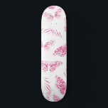Girly Pink White Butterflies Waterverf Pattern Persoonlijk Skateboard<br><div class="desc">Dit stijlvolle en moderne ontwerp toont witte, met de hand getekende vlinders gevuld met handbeschilderde roze waterverf met bessen op een eenvoudige witte achtergrond. Het is schattig, , artistiek, meisjes en origineel. Stijlvol met dit handbeschilderde en handgetekende design van de kunstenaar van La Femme, Rachel Matheney. ***BELANGRIJKE NOTA VAN HET...</div>