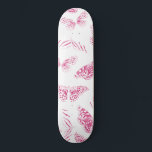 Girly Pink White Butterflies Waterverf Pattern Persoonlijk Skateboard<br><div class="desc">Dit stijlvolle en moderne ontwerp toont witte, met de hand getekende vlinders gevuld met handbeschilderde roze waterverf met bessen op een eenvoudige witte achtergrond. Het is schattig, , artistiek, meisjes en origineel. Stijlvol met dit handbeschilderde en handgetekende design van de kunstenaar van La Femme, Rachel Matheney. ***BELANGRIJKE NOTA VAN HET...</div>