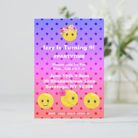Girly Polkadot Emoji Verjaardag Uitnodiging (Staand voorkant)