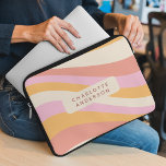 Girly Retro  Wave Abstract Trendy Feminine Laptop Sleeve<br><div class="desc">Gespecialiseerde laptophoezen met de  naam Girly Retro  Wave beschikken over een retro-golf in tinten roze,  oranje en witte tinten met een deklaag van uw persoonlijke naam. Ideaal geschenk voor haar voor Kerstmis,  verjaardag,  feestdagen,  school,  werk,  universiteit en nog veel meer. Ontworpen door © Evco Studio www.zazzle.com/store/evcostudio</div>