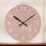 Girly Roos Gold Blush Pink Glitter Monogram Ronde Klok<br><div class="desc">Meisjes Roos Gold Blush Roze Sparkle Glitter Borhed Script Monogram Name Clock. Dit maakt de perfecte liefhebbende 16 verjaardag,  bruiloft,  vrijgezellenfeest,  verjaardagsdag,  baby shower of vrijgezellenfeest voor iemand die van luxe glam en stijl houdt.</div>