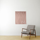 Girly Roos Gold Blush Pink Glitter Monogram Wandkleed (In situ)