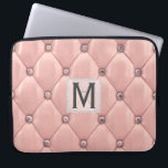 Girly Roos Gold Faux Leather|Diamonds Monogrammen Laptop Sleeve<br><div class="desc">Bescherm uw kostbare MacBook- of Windows-laptop met dit stijlvolle, girale roos gouden kunstleder en diamanten laptop-hoesje. Voeg je initiaal toe om het je eigen te maken. Gebruik "pas verder aan" om lagen zoals de monogram laag, het veranderingsdoopvont of de doopvontkleur uit te geven of te schrappen. Een deel van een...</div>