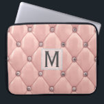 Girly Roos Gold Faux Leather|Diamonds Monogrammen Laptop Sleeve<br><div class="desc">Bescherm uw kostbare MacBook- of Windows-laptop met dit stijlvolle, girale roos gouden kunstleder en diamanten laptop-hoesje. Voeg je initiaal toe om het je eigen te maken. Gebruik "pas verder aan" om lagen zoals de monogram laag, het veranderingsdoopvont of de doopvontkleur uit te geven of te schrappen. Een deel van een...</div>