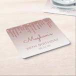 Girly Roos Gold Glitter Drip 30th Birthday Party Kartonnen Onderzetters<br><div class="desc">Deze papieren onderzetters van de 30ste verjaardag van de chic zijn voorzien van een gouden gouden faux-goudnep-grens van het roos en een gouden achtergrond van het roos. Personaliseer hen met de naam van de gast van eer in het donkere handschrift van het roos, met haar verjaardag en datum hieronder in...</div>