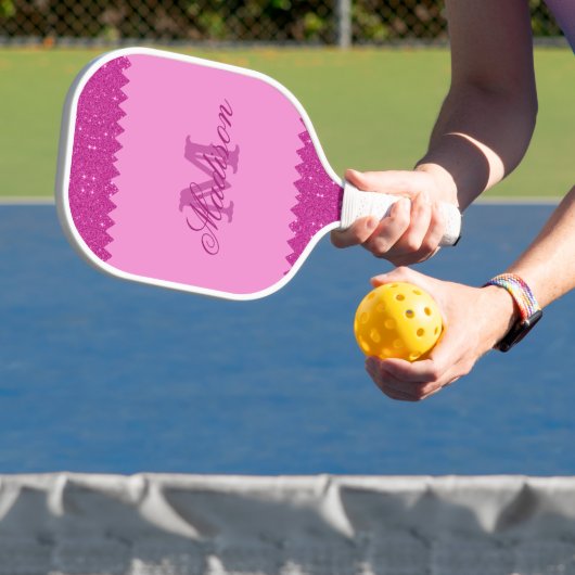 Girly roze glitter zigzag, monogram pickleball paddle (Insitu)