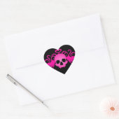 Girly roze gothic fanged vampier schedel op zwart hart sticker (Envelop)