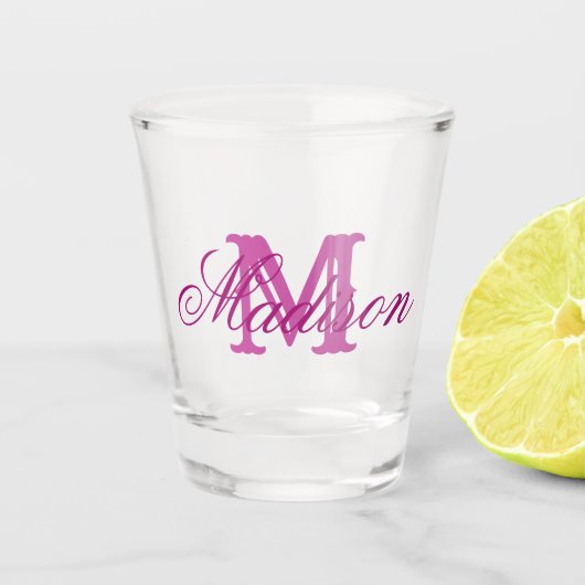 Girly roze monogram en naam shot glas (Voorkant)