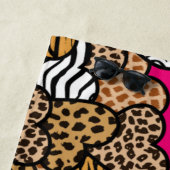 Girly Roze Speelse Dierenprint Harten Naam Strandlaken (In situ)