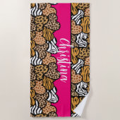 Girly Roze Speelse Dierenprint Harten Naam Strandlaken (Voorkant)