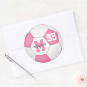 Girly roze wit voetbal gepersonaliseerd ronde sticker (Envelop)