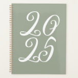 Girly sage groen aangepaste schattig script jaar planner<br><div class="desc">Girly sage groen en wit aangepaste script jaar typografie schattig stijlvol elegante Planner. Volledig aanpasbare witte scripttekst,  salie groene effen achtergrond. U kunt het personaliseren met uw initialen,  monogram,  jaar,  enz. of gewoon verwijderen van de tekst,  en laat de blush roze effen kleur.</div>