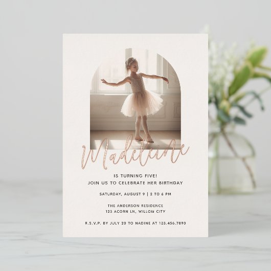 Girly Schattige Pastel Arch Foto Gouden Verjaardag Folie Uitnodiging (Staand Voorkant)