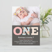Girly Shabby Chic First Birthday Photo Invitation Kaart (Staand voorkant)