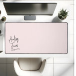 Girly Signature Script Monogram Roze Bureaumat<br><div class="desc">Ervaar eenvoud en elegantie op uw werkplek met onze persoonlijke bureaumat. Ontworpen met een minimalistische esthetiek in het achterhoofd, is deze mat de belichaming van ingetogen luxe. In het hart ligt het middelpunt - jouw naam, prachtig getekend in een script signature stijl, het toevoegen van een vleugje persoonlijke verfijning aan...</div>