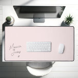 Girly Signature Script Schattig Monogram Roze Bureaumat<br><div class="desc">Desk Mat beschikt over lettertype duo van moderne kalligrafie en elegant serif lettertype.</div>