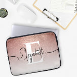 Girly Sparkle Roos Gouden Glitter Wit Monogrammed Laptop Sleeve<br><div class="desc">Girly Glam on the Go met onze Sparkling Roos Gold Glitter Monogram Laptop Sleeve! Verzeker uw laptop in stijl met ons chique sleeve. Het ontwerp is voorzien van een boeiende overgang van roos gouden glitter naar ongerept wit, waardoor een glamoureuze achtergrond ontstaat voor uw gepersonaliseerde witte monogram en zwarte scriptnaam....</div>