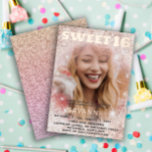 Girly Sweet 16 Roos Gouden Kalligrafie & Glitter Folie Uitnodiging<br><div class="desc">Maak je klaar om te schitteren met deze zoete 16 glitterfeestuitnodiging. Deze glamoureuze en aanpasbare uitnodiging laat een blijvende indruk achter op uw gasten en zet het podium voor een onvergetelijk feest. Laat het roos gouden & roze kleuren van glitter en gepersonaliseerde details uw speciale dag in stijl aankondigen en...</div>