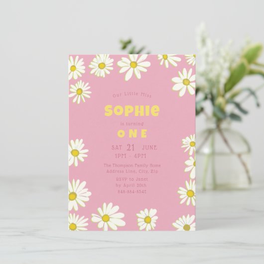 Girly Sweet Daisies Bubblegum Pink First Birthday Kaart (Staand voorkant)