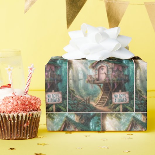 Girly Treehouse Met Een Grappig Teken In Een Bos Cadeaupapier (Verjaardagsfeest)