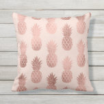 Girly Tropical Roos Gold Summer Pineapples Patroon Buitenkussen<br><div class="desc">Dit moderne, eenvoudige en schattige patroon is ontworpen voor nepbedrukte roos gouden folie tropische zomeranananassen bovenop een pastelroze roze achtergrond. Dit ontwerp is gemaakt op basis van een illustratiestijl en is ideaal voor de chic en elegante vrouw. De afdruk is leuk, maar vrouwelijk en zoet. Prints van vruchtensoorten zijn altijd...</div>
