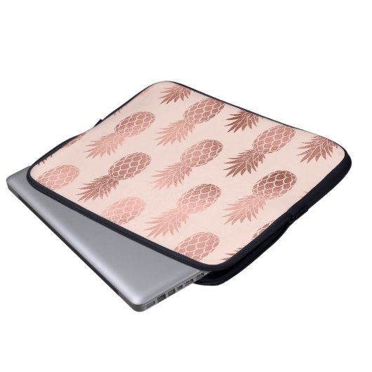 Girly Tropical Roos Gold Summer Pineapples Patroon Laptop Sleeve (Voorkant onderkant)