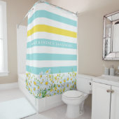 Girly Yellow Daisies en Aqua Stripes met naam Douchegordijn (In situ)