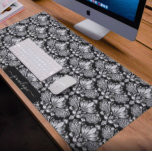 Girly zwart-wit damast patroon monogram bureaumat<br><div class="desc">Het elegante girly witte  bloemendamast patroon over de zwarte aangepaste achtergrondkleur kan eenvoudig worden aangepast door de zwarte achtergrondkleur te wijzigen. Wijzig de tekst van het monogram of verwijder deze.</div>