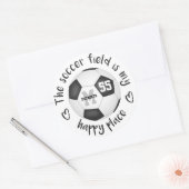 Girly Zwart Wit Voetbalveld is mijn gelukkige plek Ronde Sticker (Envelop)