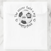 Girly Zwart Wit Voetbalveld is mijn gelukkige plek Ronde Sticker (Tas)