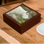 Glacier National Park Mountain Goat Foto Cadeaudoosje<br><div class="desc">Winkelinkten,  sieraden en andere kleine keepenkoeken in deze houten cadeaudoos met keramische tegel met een foto-afbeelding van een gehoornde berggeit in het Glacier National Park,  Montana. Selecteer de grootte en kleur van het cadeauvakje. Maakt een geweldige reissouvenir!</div>