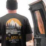 Glacier National Park Road Trip Montana T-shirt<br><div class="desc">ontwerp Glacier National Park Road Trip Montana. Geweldig kledingontwerp voor mensen die van buitenkamperen houden,  kamper,  wandelaar,  wegreis,  familieruis,  zomerreis. Een fantastische illustratie van een reis met een ouderwetse stijl maakt ook een geweldig cadeauidee voor buitenstaanders,  vrienden en familie. Bestel vandaag nog!</div>