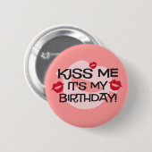 Gladmakerij Kiss Me Birthday Ronde Button 5,7 Cm (Voorkant /achterkant)
