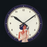 Glam 1920s Singer Girl Navy Blue Ronde Klok<br><div class="desc">twintigste stijl met deze illustratie van een glamoureuze dame zanger uit de jaren 20,  met een crèmeachtergrond en een blauw van de marine aan de rand,  met cijfers en minuten. Ook beschikbaar als vierkant.</div>