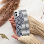 Glam Art Deco Pattern Silver Navy Blue Name Case-Mate iPhone Case<br><div class="desc">Dit ontwerp is voorzien van een kangoeroeblauw en zilveren decoventilatorpatroon aan de linkerkant, en een zilveren faux folie afbeelding aan de rechterkant in de vorm van een golf die wordt begrensd door zilveren faux glitter. Pas het aan met jouw naam of monogram in een stijlvolle blauw handgeschreven borsteldoopvont van de...</div>