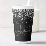 Glam Black Silver Glitter Glam Monogram Naam Latte Mok<br><div class="desc">Glam Black Silver Glitter Elegant Monogram Latte Mok. Pas dit trendy, latte mok met elegante zilveren mousserende glitter op een zwarte achtergrond eenvoudig aan. Het ontwerp kenmerkt uw handgeschreven manuscriptmonogram met cirkels en jouw naam.</div>