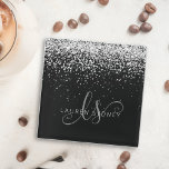 Glam Black Silver Glitter Monogram Naam Glazen Onderzetter<br><div class="desc">Glam Black Silver Glitter Elegant Monogram Glass Onderzetter. Pas dit trendy onderzetter van glasscherven met elegant zilveren mousserend glitter op een zwarte achtergrond eenvoudig aan. Het ontwerp kenmerkt uw handgeschreven manuscriptmonogram met  cirkels en jouw naam.</div>