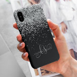 Glam Black Silver Glitter Monogram Naam iPhone 13 Hoesje<br><div class="desc">Glam Black Silver Glitter Elegant Monogram iPhone Case. Pas dit trendy chassis voor telefoongesprekken eenvoudig aan met elegant zilveren mousserende glitter op een zwarte achtergrond. Het ontwerp kenmerkt uw handgeschreven manuscriptmonogram met  draden en naam.</div>