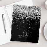 Glam Black Silver Glitter Monogram Naam Planner<br><div class="desc">Glam Black Silver Glitter Elegant Monogram Planner personaliseer dit trendy chic-ontwerp met elegant zilveren mousserende glitter op een zwarte achtergrond. Het ontwerp kenmerkt uw handgeschreven manuscriptmonogram met  draden en naam.</div>