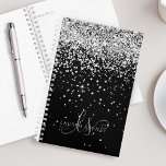 Glam Black Silver Glitter Monogram Naam Planner<br><div class="desc">Glam Black Silver Glitter Elegant Monogram Planner personaliseer dit trendy chic-ontwerp met elegant zilveren mousserende glitter op een zwarte achtergrond. Het ontwerp kenmerkt uw handgeschreven manuscriptmonogram met  draden en naam.</div>