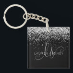 Glam Black Silver Glitter Monogram Naam Sleutelhanger<br><div class="desc">Glam Black Silver Glitter Elegant Monogram Sleutelhanger Eenvoudig aan te passen aan dit trendy chic sleutelhanger design met elegant zilveren mousserende glitter op een zwarte achtergrond. Het ontwerp kenmerkt uw handgeschreven manuscriptmonogram met  draden en naam.</div>