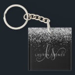 Glam Black Silver Glitter Monogram Naam Sleutelhanger<br><div class="desc">Glam Black Silver Glitter Elegant Monogram Sleutelhanger Eenvoudig aan te passen aan dit trendy chic sleutelhanger design met elegant zilveren mousserende glitter op een zwarte achtergrond. Het ontwerp kenmerkt uw handgeschreven manuscriptmonogram met  draden en naam.</div>