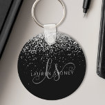 Glam Black Silver Glitter Monogram Naam Sleutelhanger<br><div class="desc">Glam Black Silver Glitter Elegant Monogram Sleutelhanger,  past dit trendy chic sleutelhanger design met elegant zilveren mousserende glitter op een zwarte achtergrond gemakkelijk aan. Het ontwerp kenmerkt uw handgeschreven manuscriptmonogram met  cirkels en jouw naam.</div>