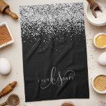 Glam Black Silver Glitter Monogram Naam Theedoek<br><div class="desc">Glam Black Silver Glitter Elegant Monogram Kitchen Towels. Pas dit trendy keukenhanddoekje met elegant zilveren mousserend glitter op een zwarte achtergrond eenvoudig aan. Het ontwerp kenmerkt uw handgeschreven manuscriptmonogram met  cirkels en jouw naam.</div>