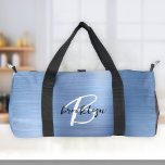 Glam Blauw Geborsteld Metaal Zwart Wit Monogram Plunjezak<br><div class="desc">Deze gepersonaliseerde duffeltas is voorzien van een monogram en voornaam in modern zwart-wit script op een glam blauwe faux geborsteld metalen achtergrond.</div>