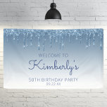 Glam Blue Glitter Drip 50th Birthday Party Banner<br><div class="desc">Welkom gasten met deze chic,  glamoureuze vijftigste verjaardagsbanner,  met een lichtblauwe faux glitter drip border en groene ombre background. Pas het met haar naam in blauw handschrift manuscript,  met de verjaardag en de datum hieronder in blauwe sans serif doopvont aan.</div>