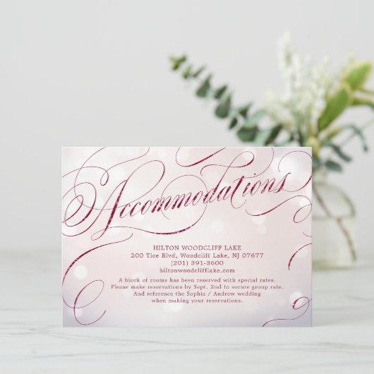 Glam burgundy kalligrafie accommodatie informatiekaartje (Staand voorkant)