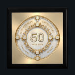 Glam Diamond & Gold Lijst 50e bruiloft Jubileum Cadeaudoosje<br><div class="desc">Glam sprankelende witte diamant bezet in goud swirly lijst,  50e trouwdag herdenkingsklok.  tekst in veranderlijke gouden lettertypekleur. Afbeeldingen van diamanten en goud werd gemaakt met tekst naar afbeelding generator.</div>