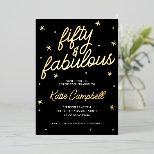 Glam Fifty and Fabulous Script 50th Birthday Foil Folie Uitnodiging (Staand Voorkant)