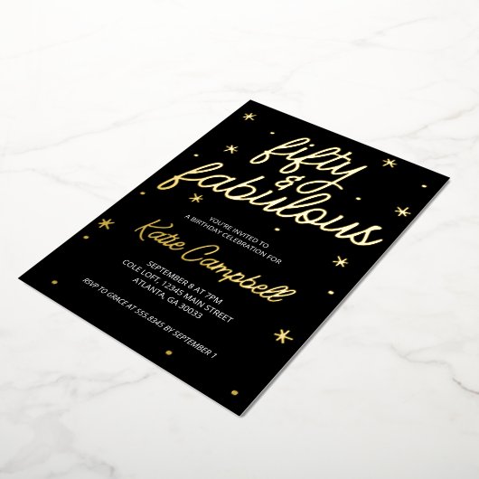 Glam Fifty and Fabulous Script 50th Birthday Foil Folie Uitnodiging (Gedraaid)